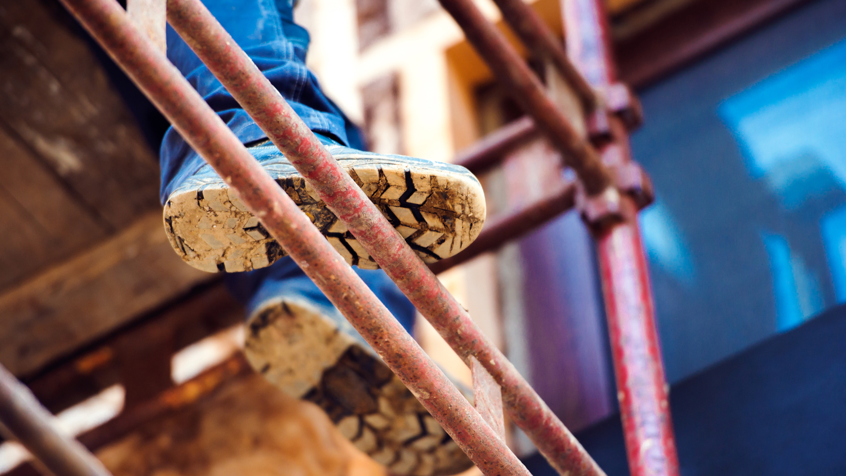 Was the principal contractor liable after a carpenter fell from scaffolding on a construction site? Which case won?